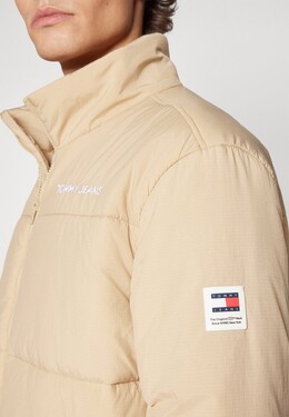 Tommy Hilfiger: Зимний пуховик  Tommy Jeans