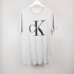 Calvin Klein: Серая футболка 