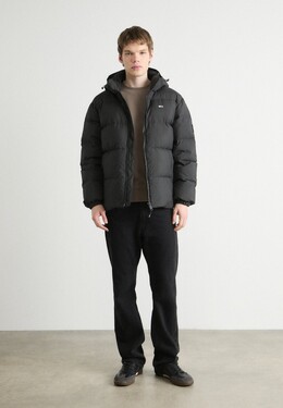 Tommy Hilfiger: Чёрный пуховик  Tommy Jeans