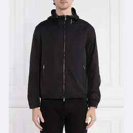 Emporio Armani: Чёрная куртка 