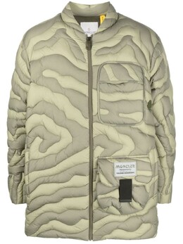 Moncler: Зелёный пуховик 