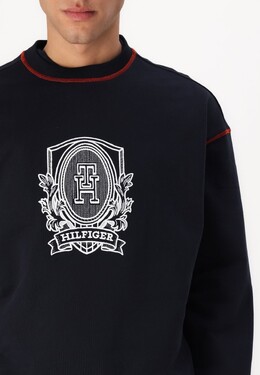 Tommy Hilfiger: Тёмная толстовка 