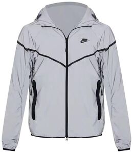 Nike: Серебристая куртка  Tech