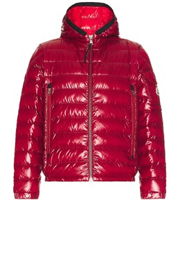Moncler: Красная куртка 