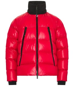 Moncler: Красная куртка 