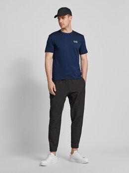 EA7 Emporio Armani: Тёмная футболка 