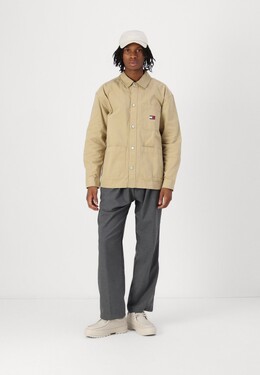 Tommy Jeans: Летняя куртка  Essential
