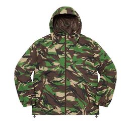 Supreme: Зелёная куртка 