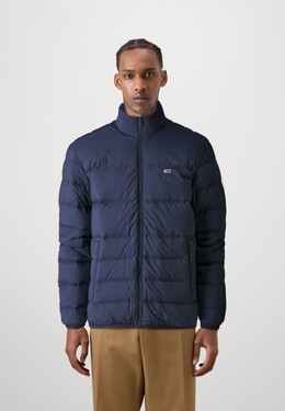 Tommy Hilfiger: Тёмный пуховик  Tommy Jeans