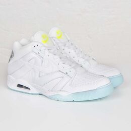 Nike: Белые кроссовки  Tech