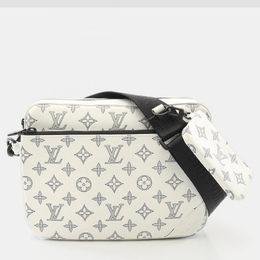 Louis Vuitton: Белая сумка через плечо 