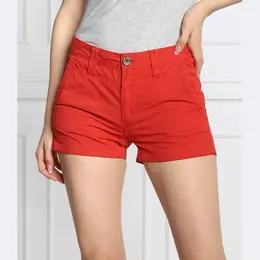 Pepe Jeans London: Красные шорты 