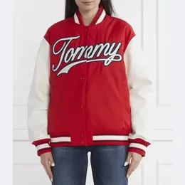 Tommy Hilfiger: Красная куртка 