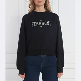 Chiara Ferragni: Чёрная толстовка 