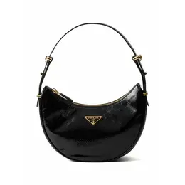Prada: Чёрная сумка 