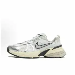 NIKE: Серые кроссовки 