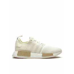 adidas: Серебристые кроссовки  NMD_R1