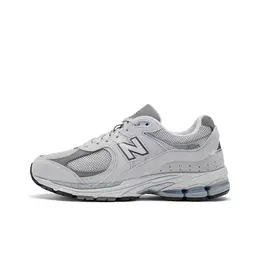 New Balance: Серые кроссовки  2002R