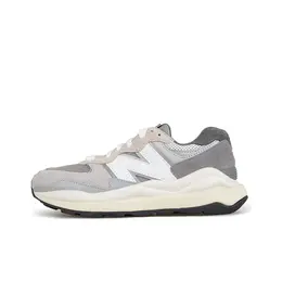 New Balance: Серые кроссовки 