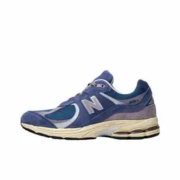New Balance: Бежевые кроссовки  2002R
