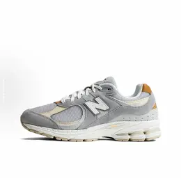 New Balance: Серые кроссовки  2002R