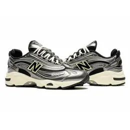 New Balance: Серые кроссовки 