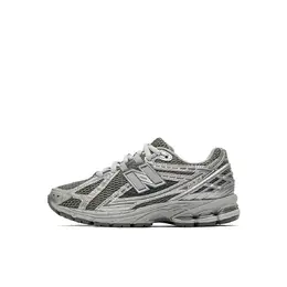New Balance: Серые кеды  1906R