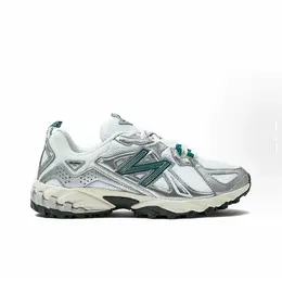 New Balance: Серебристые кроссовки 