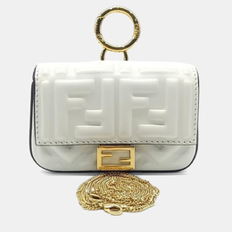 Fendi: Белая сумка  Baguette