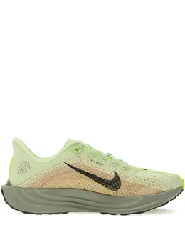 Nike: Светлые кроссовки  Plus