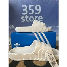 adidas: Белые шлёпанцы  Adilette