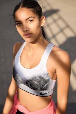 Nike: Белый бюстгальтер  Flyknit