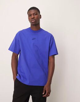 Nike: Тёмная футболка  Premium Essentials