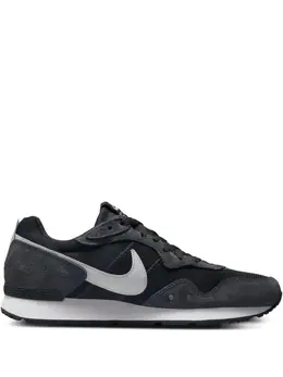 Nike: Белые кроссовки  Venture Runner