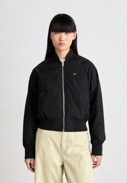 Tommy Jeans: Чёрная куртка  Essential