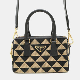 Prada: Чёрная сумка 