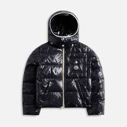 Moncler: Тёмный пуховик 