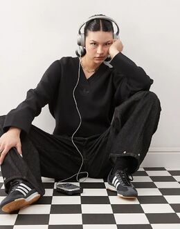 Adidas Originals: Свитер с v-образным вырезом 
