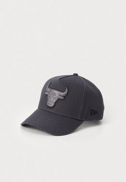 NEW ERA: Тёмная кепка 