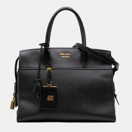 Prada: Чёрная сумка 