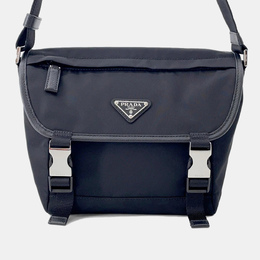 Prada: Чёрная сумка 